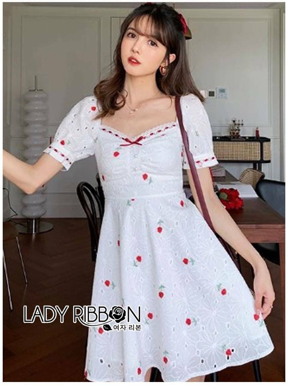 เดรสลูกไม้ลายสวยสีขาวปักลาย