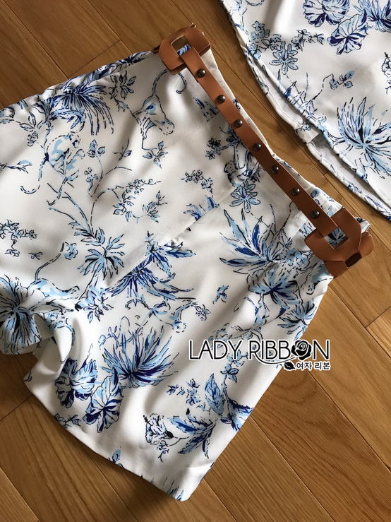 เซ็ตแขนกุดตกแต่งระบายและกางเกงขาสั้นสีขาว