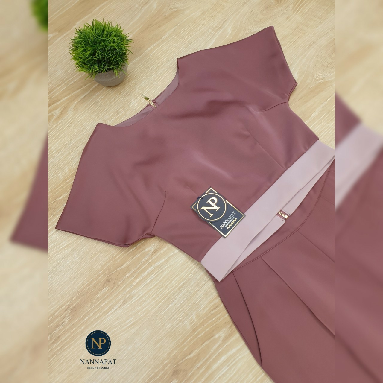 เสื้อซิปหลังตัดขอบเอวดำมีฟองน้ำ