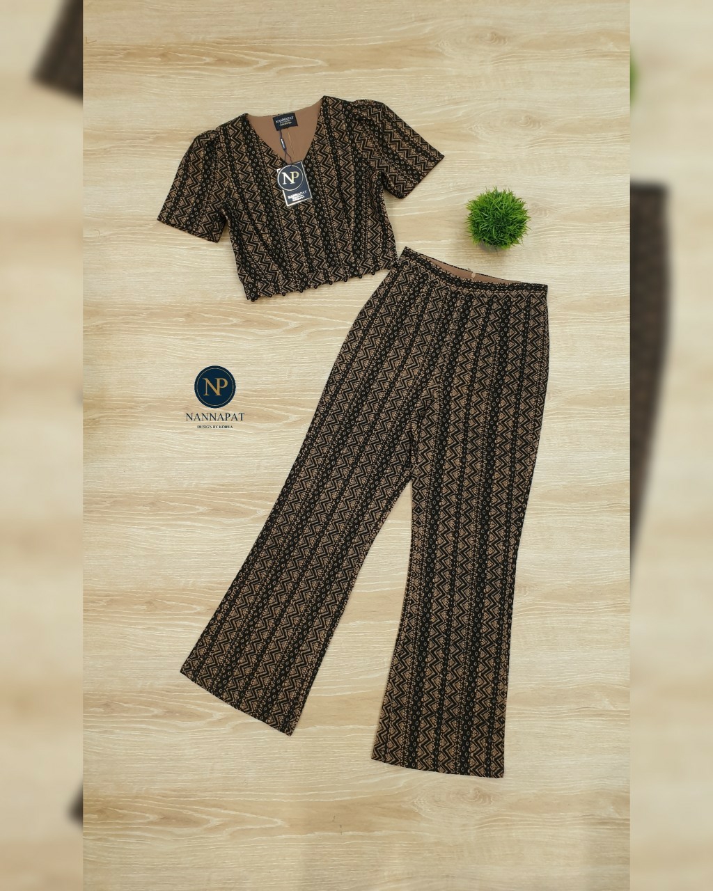 เสื้อซิปหลังแต่งมุกรอบเอว