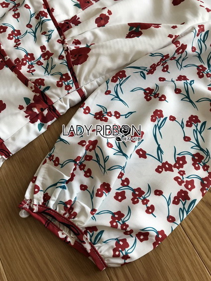 เดรสสั้นสีขาวอมครีมพิมพ์ลายดอกไม้สีแดง