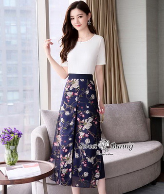 เสื้อผ้ายืดสีขาวคอกลมแขนสั้น