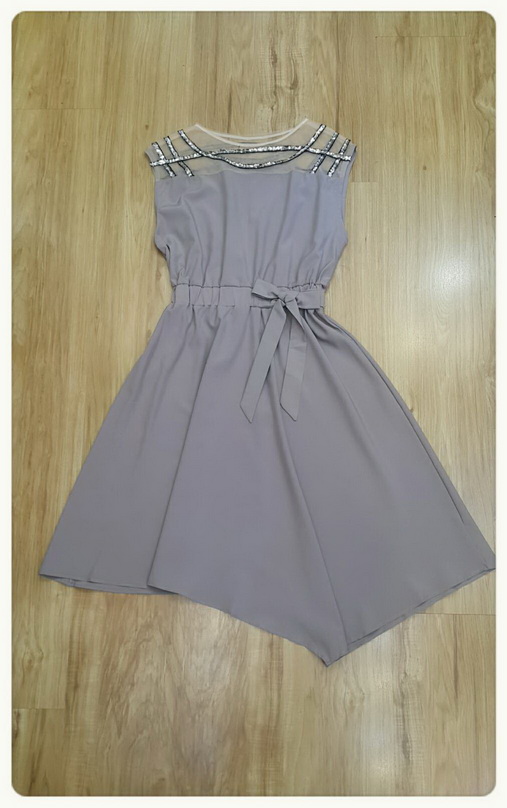 ชุดเดรสกระโปรงทรงเอระบายกว้าง