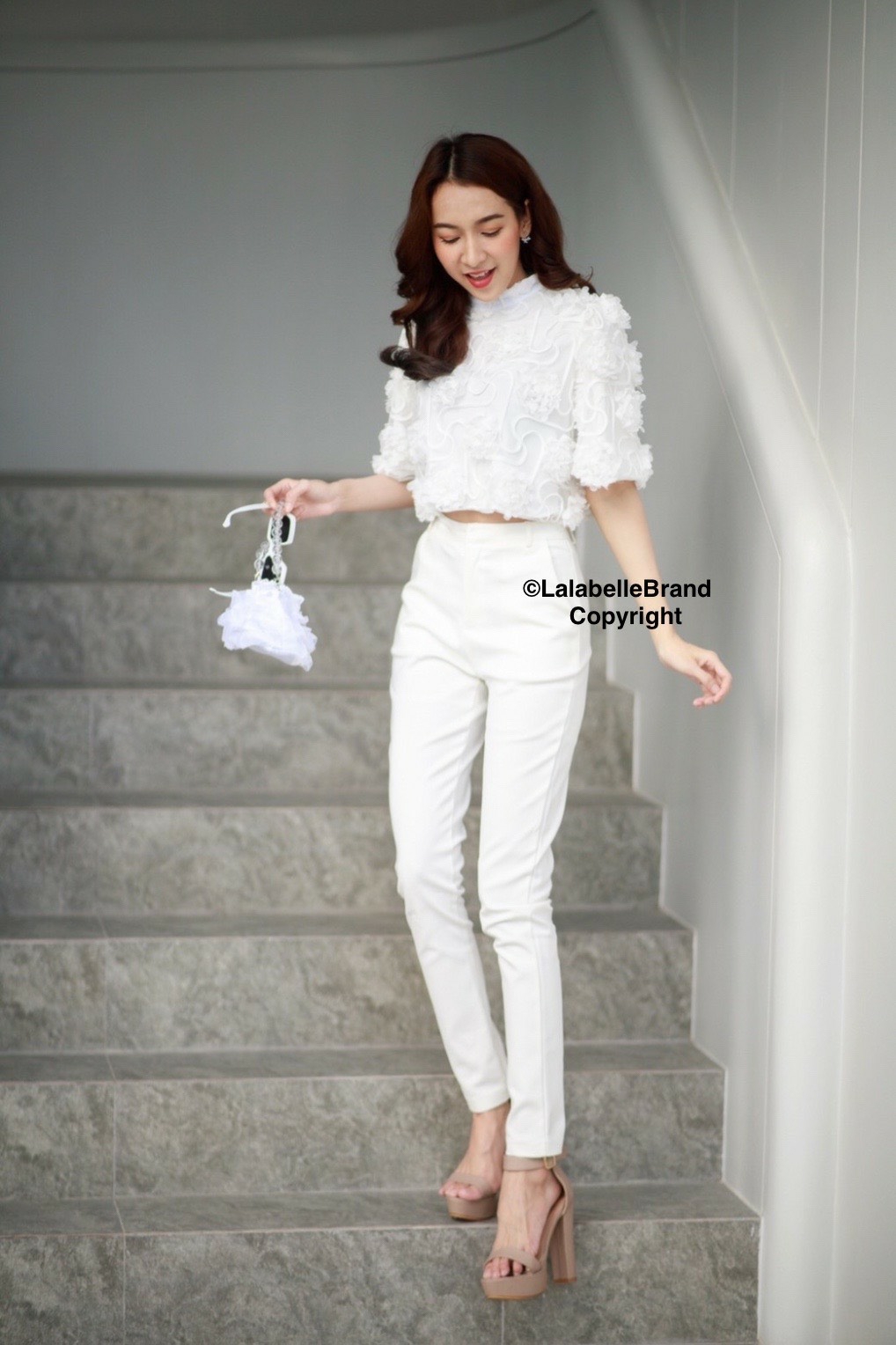 เสื้อคอตั้งแขนสั้นดอกลอยสามมิติ