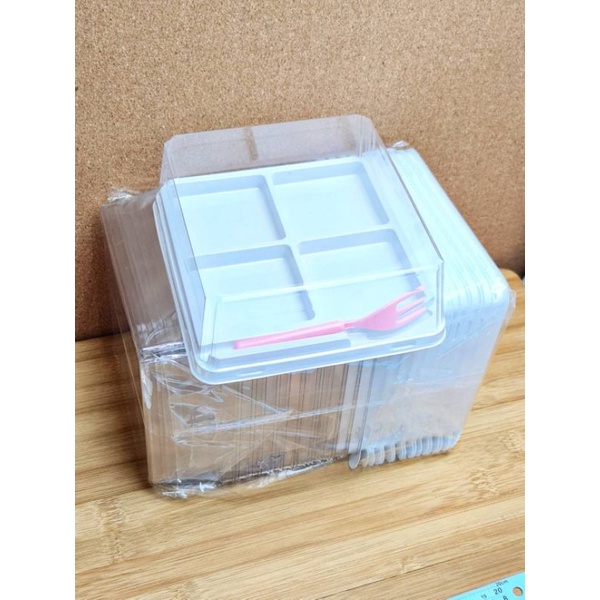 กล่อง4ช่อง5.5cm. ฝาล็อค+ส้อม 20ชุด/แพ็ค สูง5cm. กล่องเค้ก กล่องเปี๊ยะ กล่องขนม แพ็กเกจ แพ็คเกจ เบเกอรี่ bbpo j12