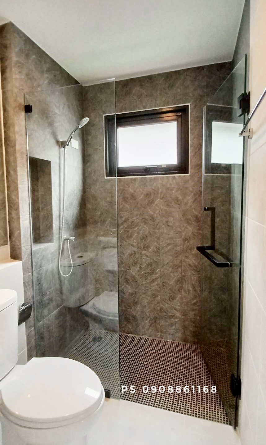 กั้นแบ่งส่วนเปียกแห้งในห้องน้ำด้วยกระจกเทมเปอร์ อุปกรณ์สีดำ สวยทันสมัย