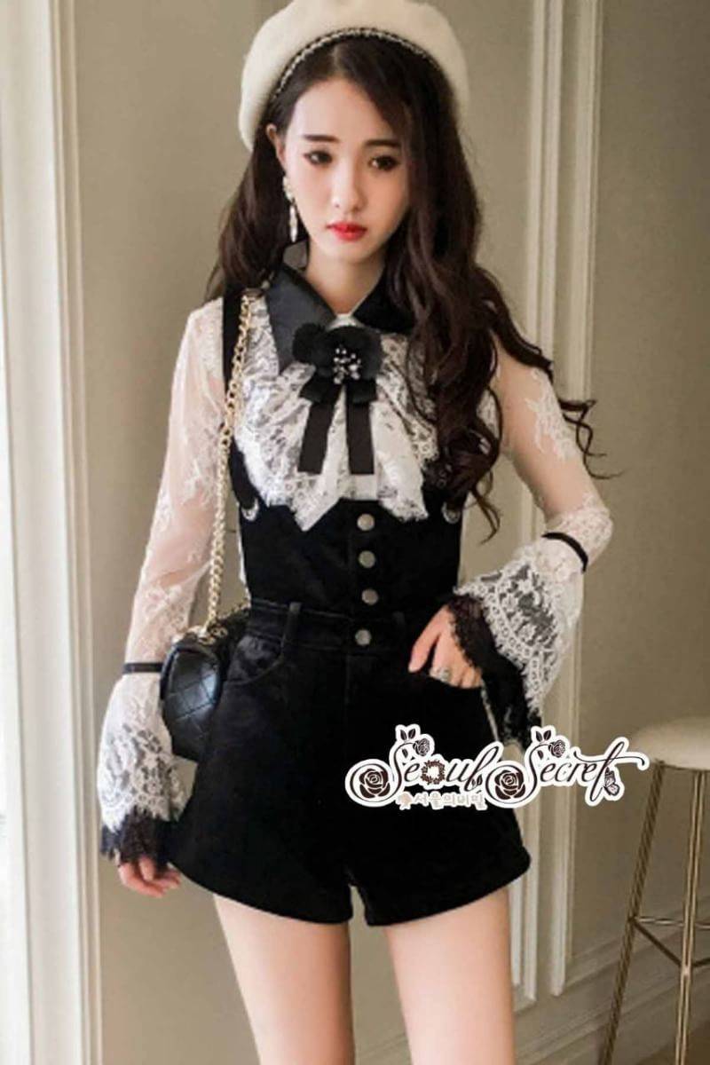 เสื้อทรงแขนยาวเป็นงานเนื้อผ้าลูกไม้แบบโปร่ง