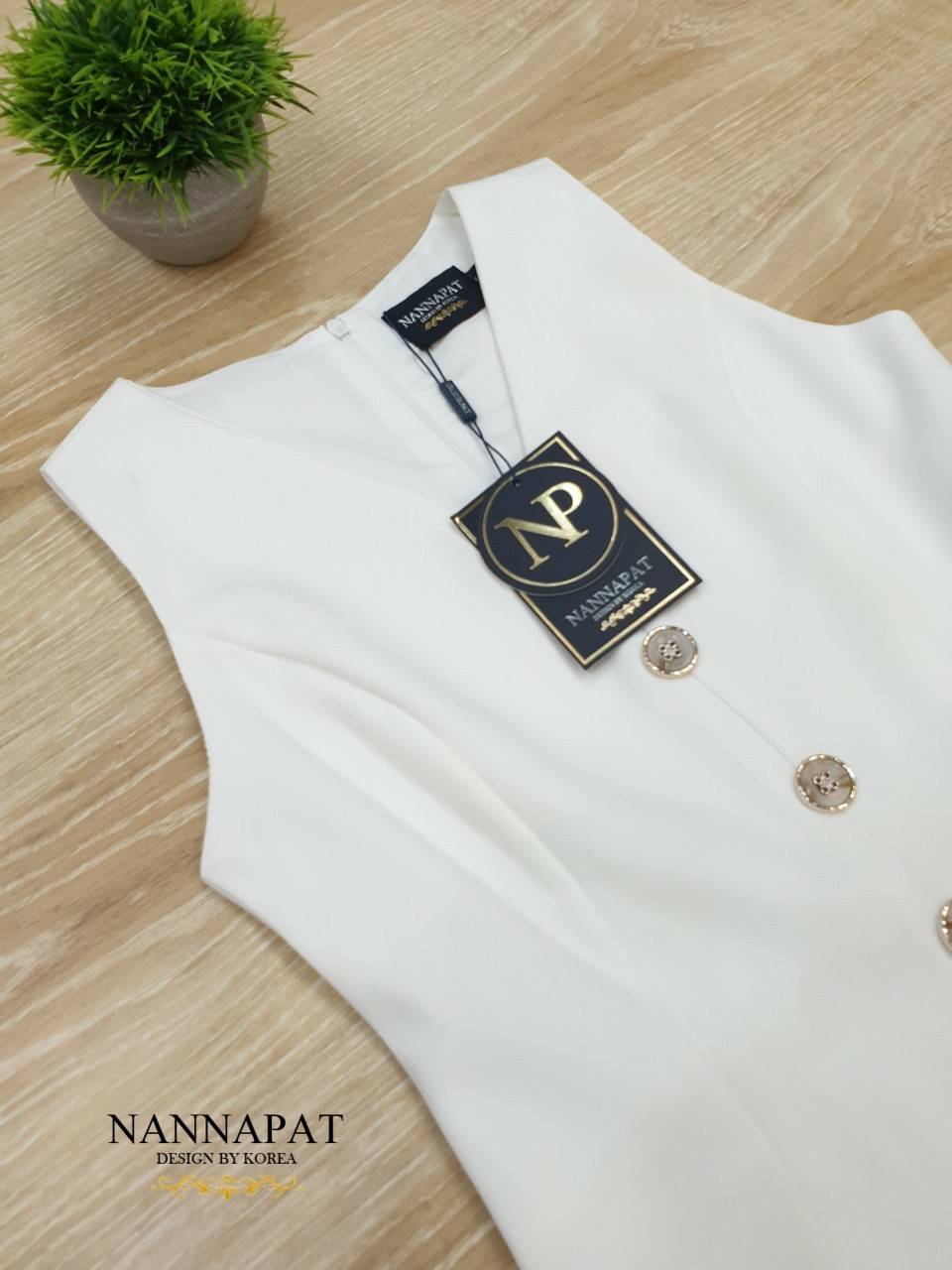 เสื้อซิปหลัง ผ่าหน้าแต่งกระดุมหน้า