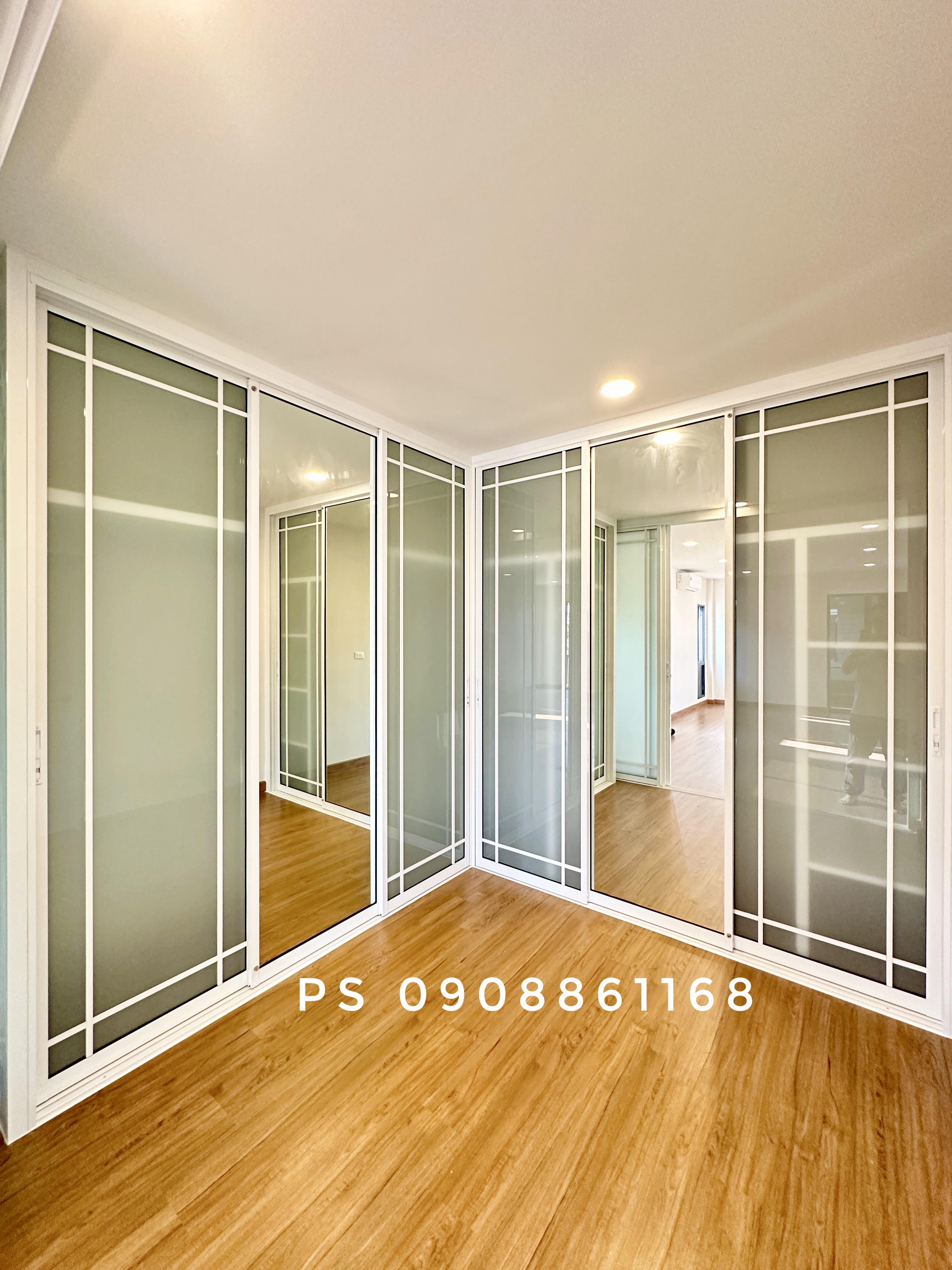 กั้นห้องwalkinclosetพร้อมบิ้วอินตู้เสื้อผ้าเข้ามุมอลูมิเนียมสีขาวกระจกฝ้าคาดลายลูกฟัก