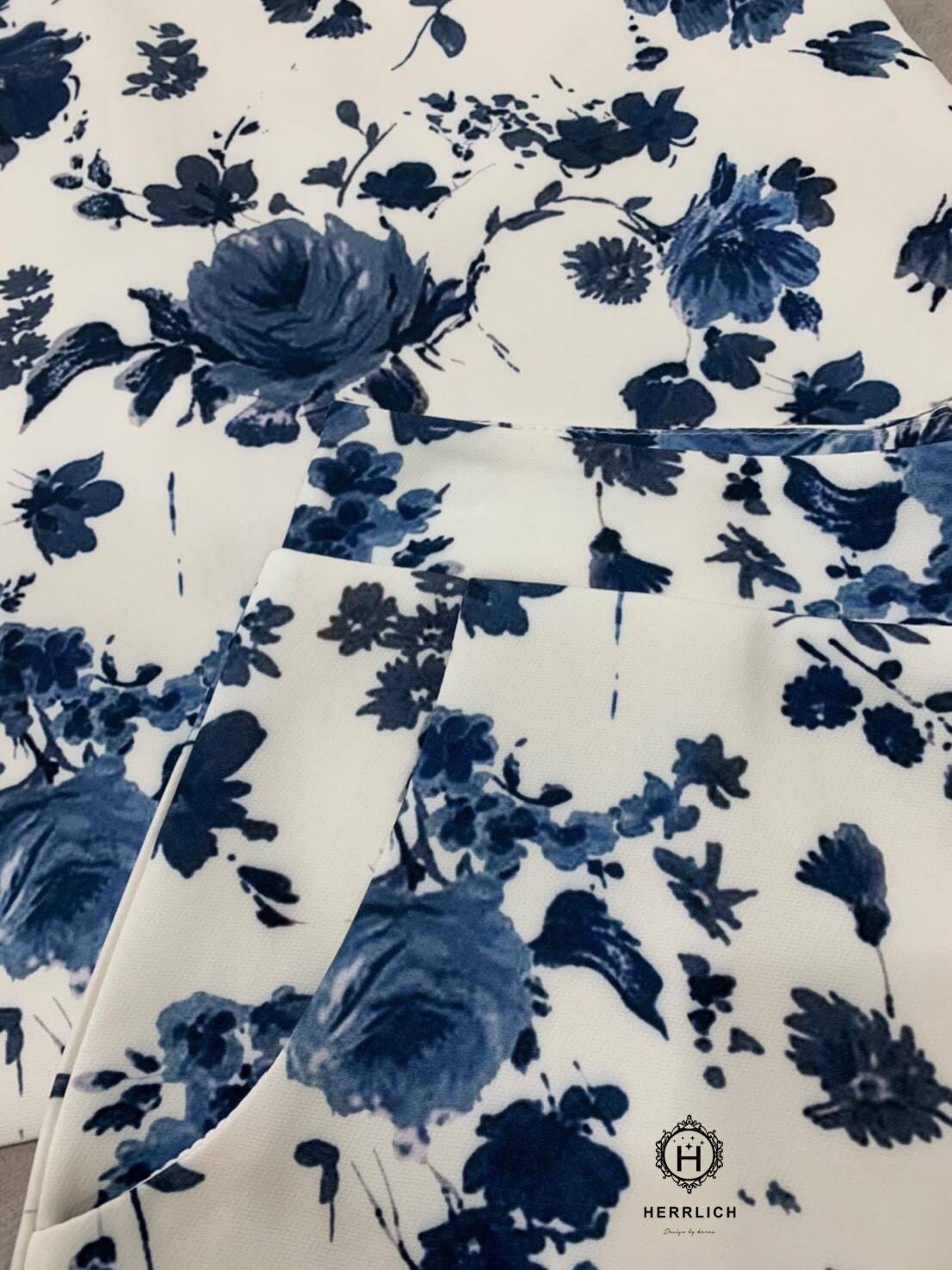 เสื้อแขนกุด คอกลม ลายผ้าสวย