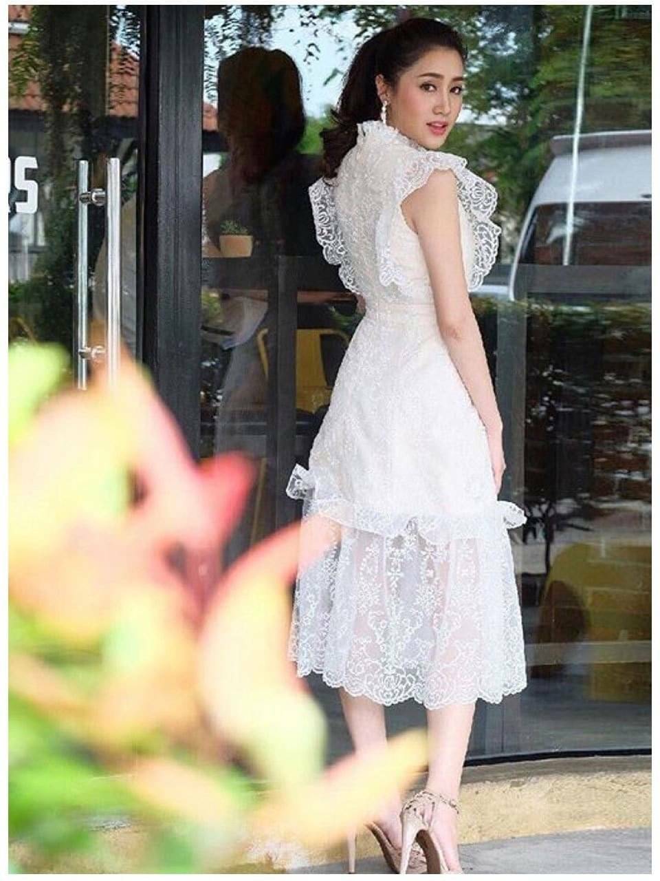 เดรสผ้าลูกไม้สีขาวตกแต่งระบาย