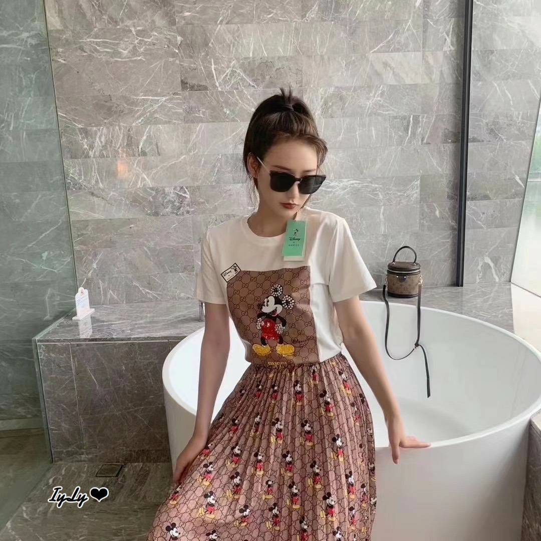 เสื้อกระโปรงพลีทตัวเสื้อแขนสั้นสีขาว