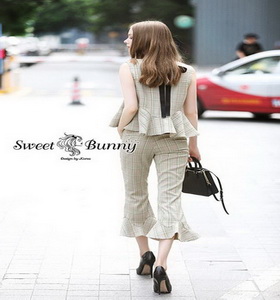 เสื้อพร้อมกางเกงผ้าลายสก๊อตสีครีม
