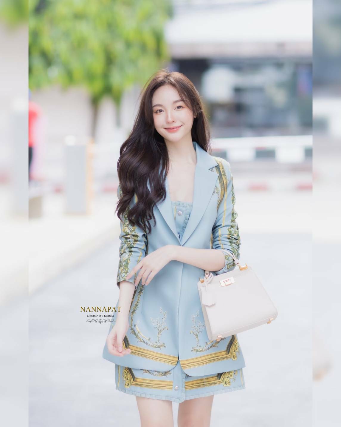 งานกระดุมหน้า ทั้งเดรสด้านใน และเสื้อคลุม