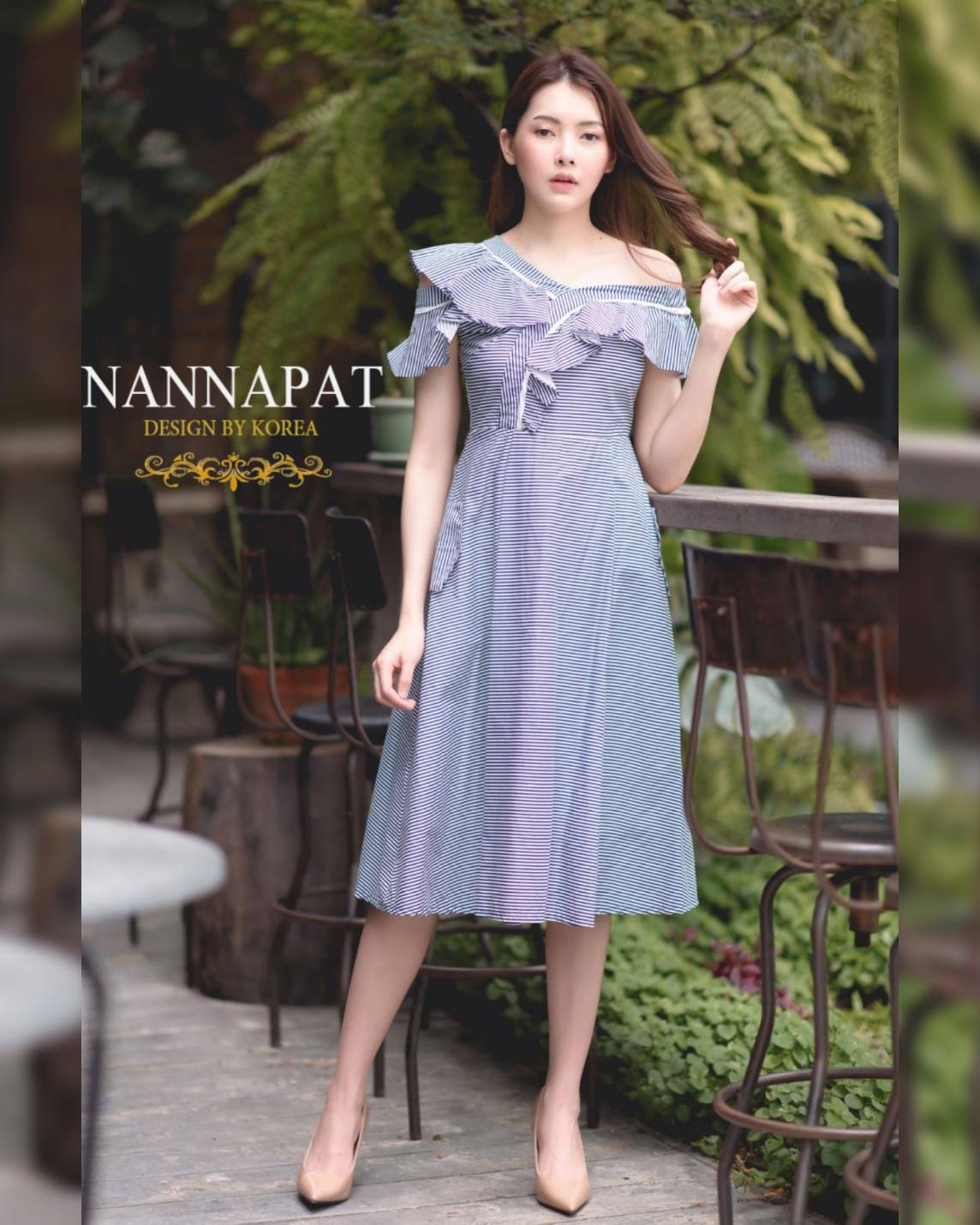 เดรสเปิดใหล่แต่งระบาย
