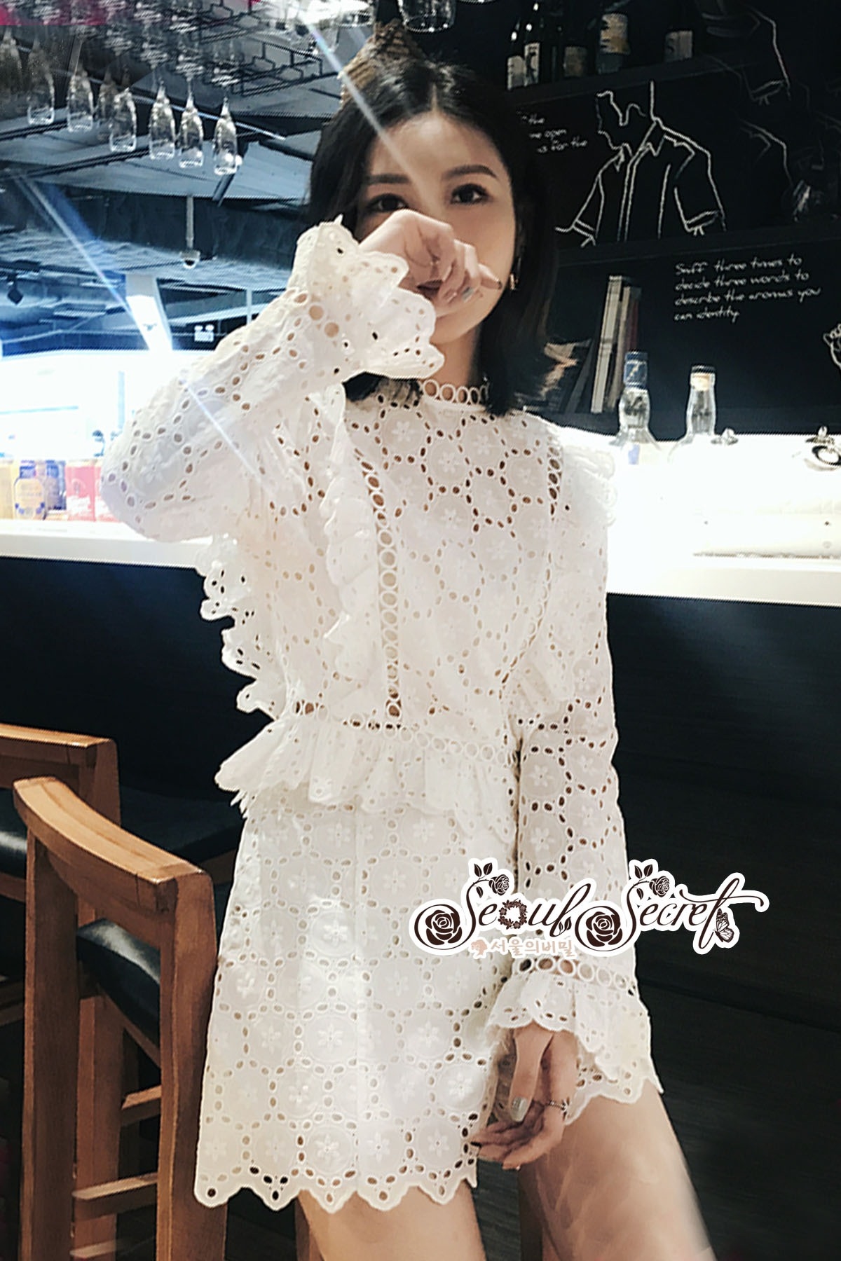 เซ็ทโทนสีขาวคลาสสิกทั้งตัว เก๋ๆด้วยงานฉลุลายวงกลมเนื้อผ้าทอลายดอกไม้