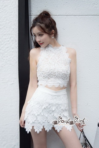 เสื้อแขนกุดสีขาวเนื้อผ้าทอลาย