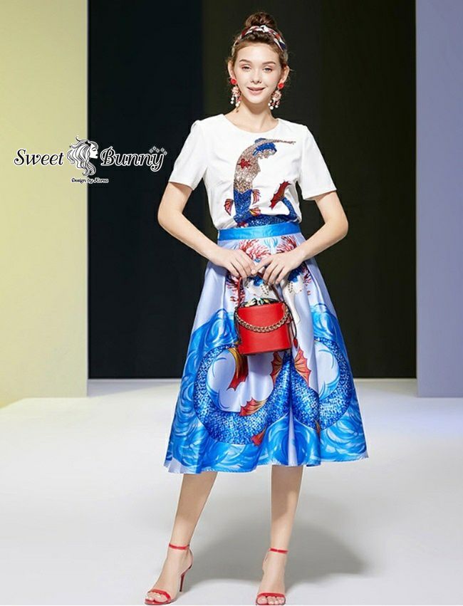 เสื้อสีขาวคอกลมแขนสั้น