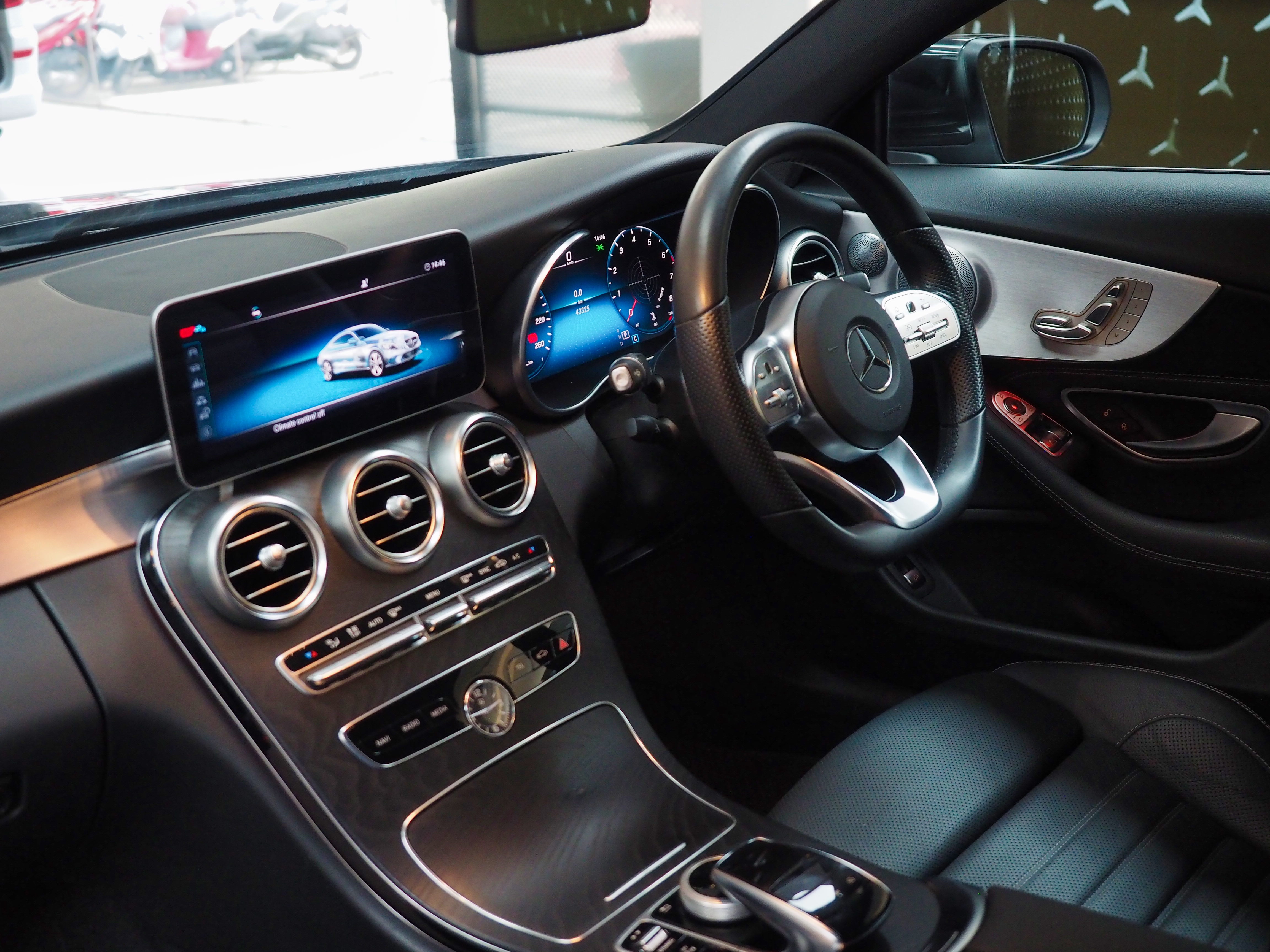 จองแล้ว C200 Coupe AMG Dynamic W205