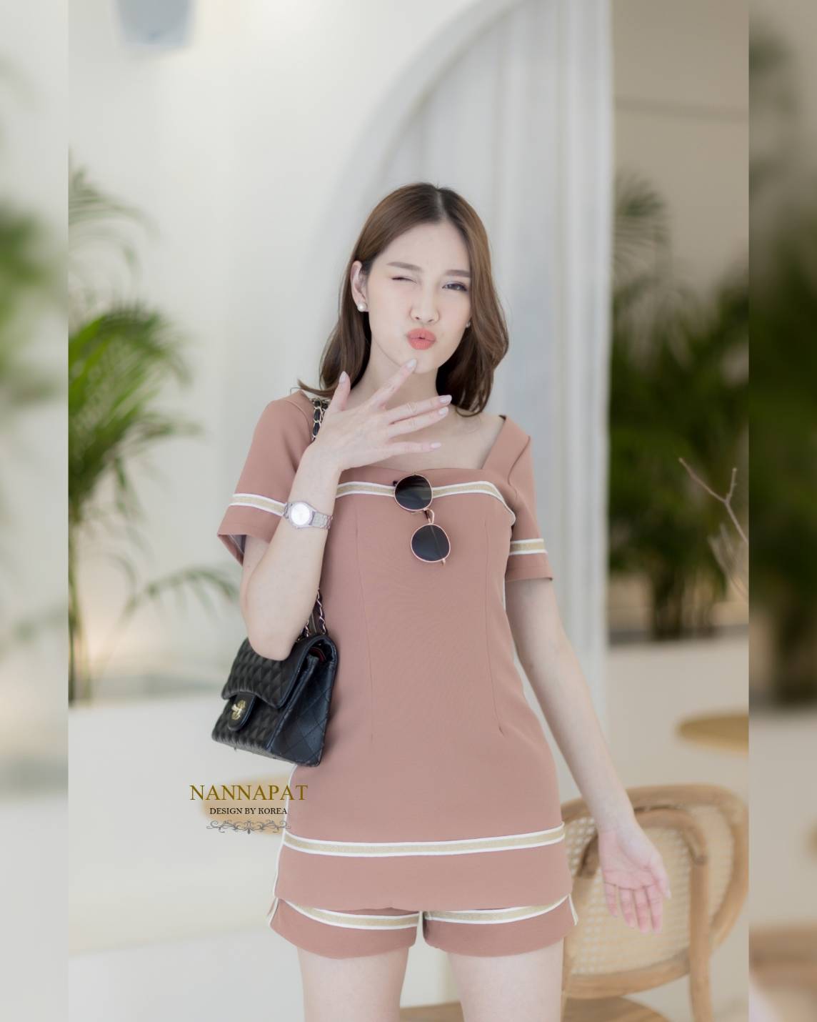 เสื้อซิปหลัง ตัดเส้นสีทอง