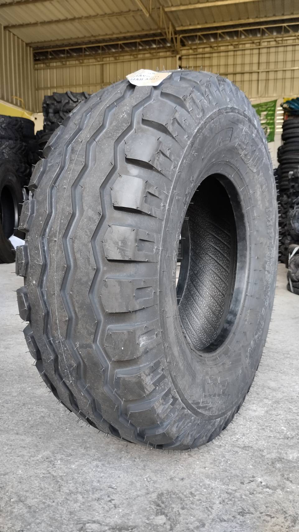 ยางรถอุตสาหกรรมและการเกษตร ยี่ห้อ BKT รุ่น AW702 ขนาด 10.0/75-15.3 ,10.0/80-12 ,11.5/80-15.3