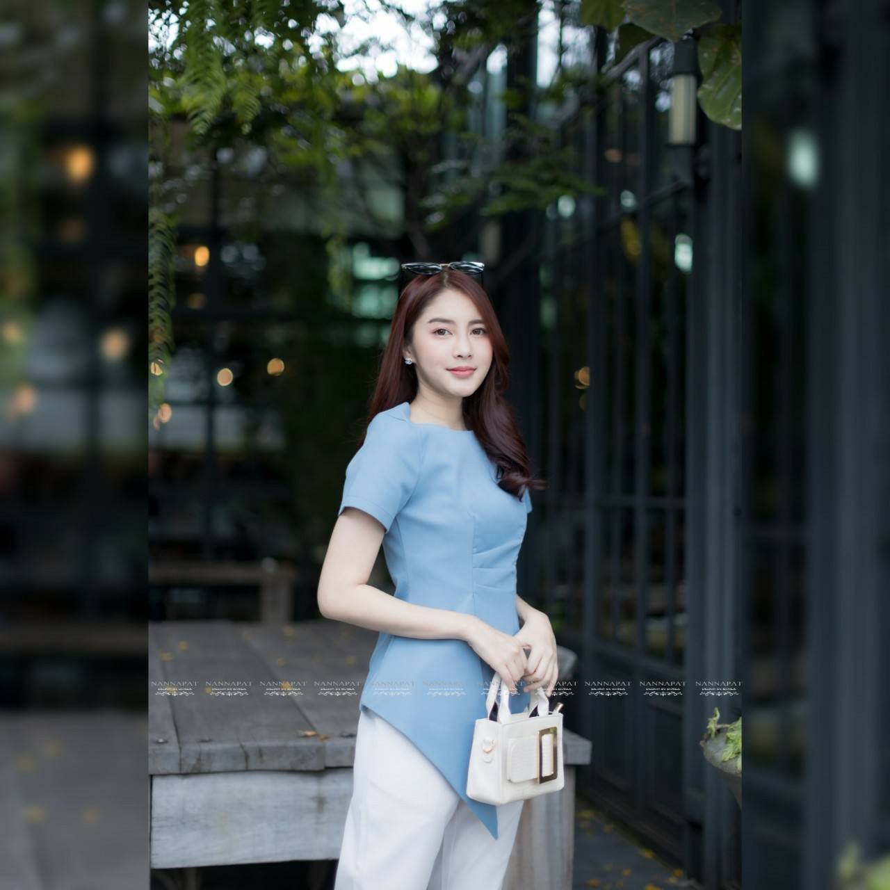 เสื้อเป็นซิปหน้าแต่งจับจีบตรงเอว