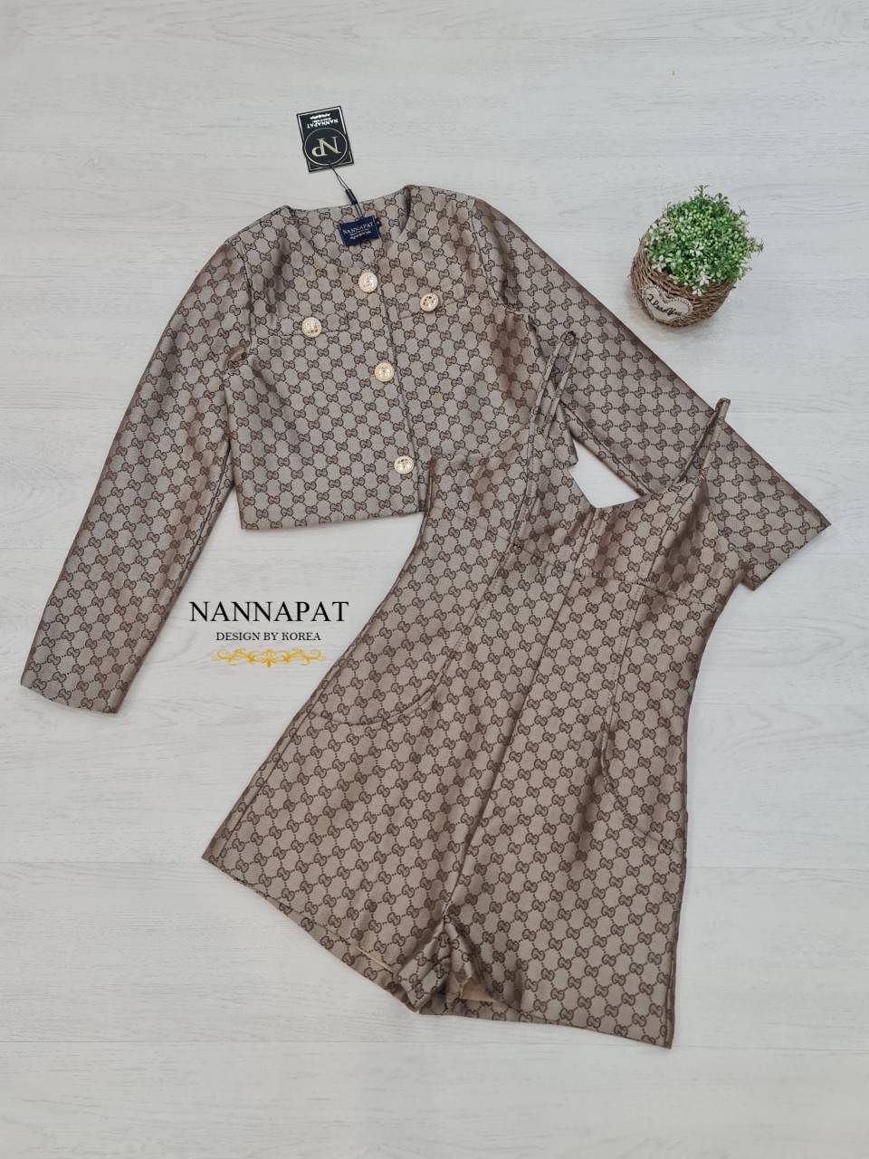 เสื้อคลุมกระดุมหน้าสีทองสวย จั้มซิปหลังสีน้ำตาล