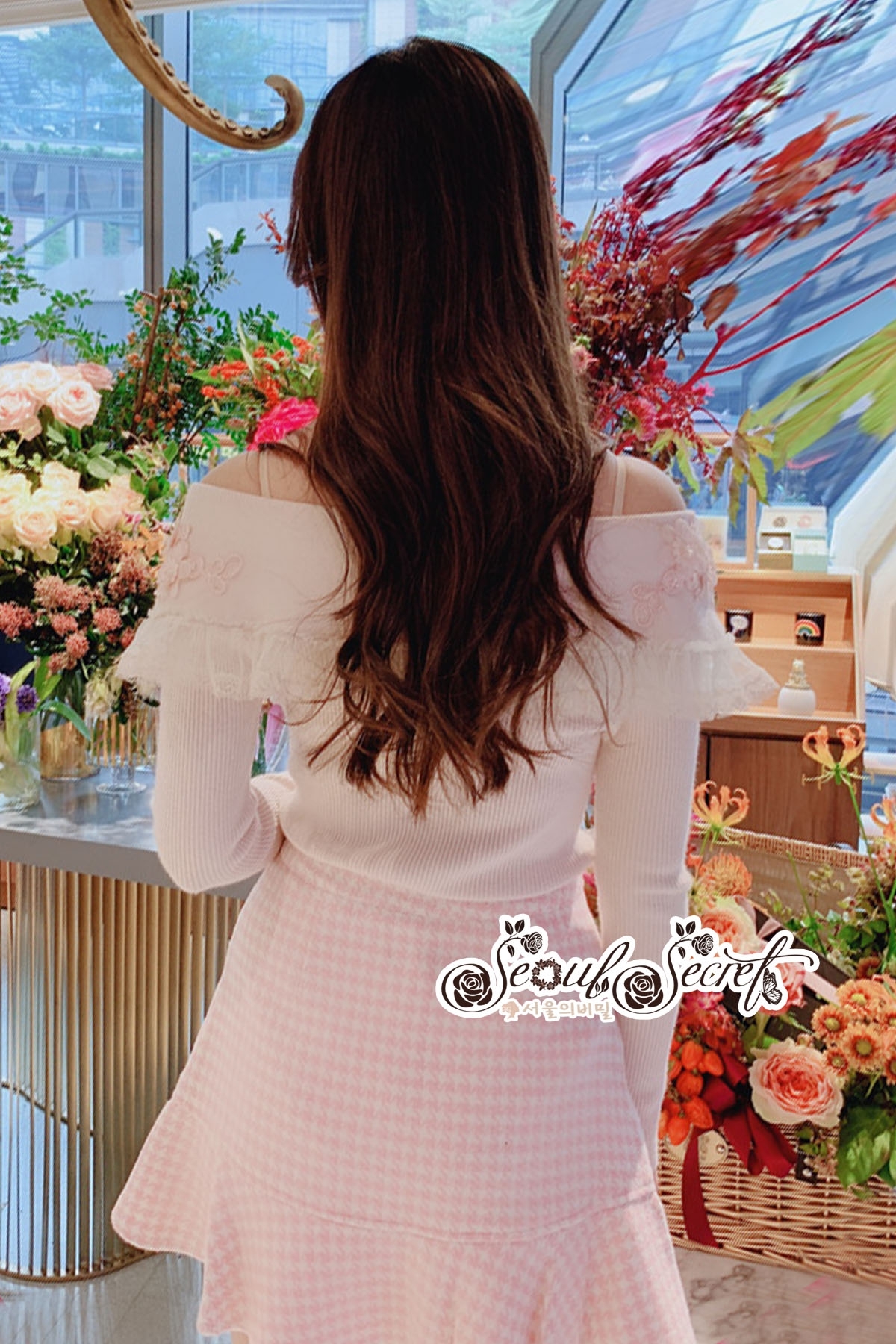 เสื้อเนื้อผ้าไหมสีชมพูคอวีปาดผ้ายืดได้เยอะ