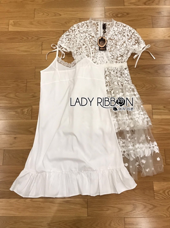 เดรสผ้าลูกไม้สีขาวเล่นเลเยอร์ตกแต่งริบบิ้น