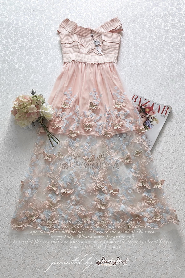แม็กซี่เดรสสวยหรูมีระดับ เป็นเดรสทรงคอปาดแขนล้ำ