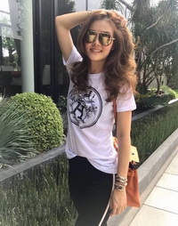 เสื้อสีขาวกางเกงขายาวชุดสกรีน