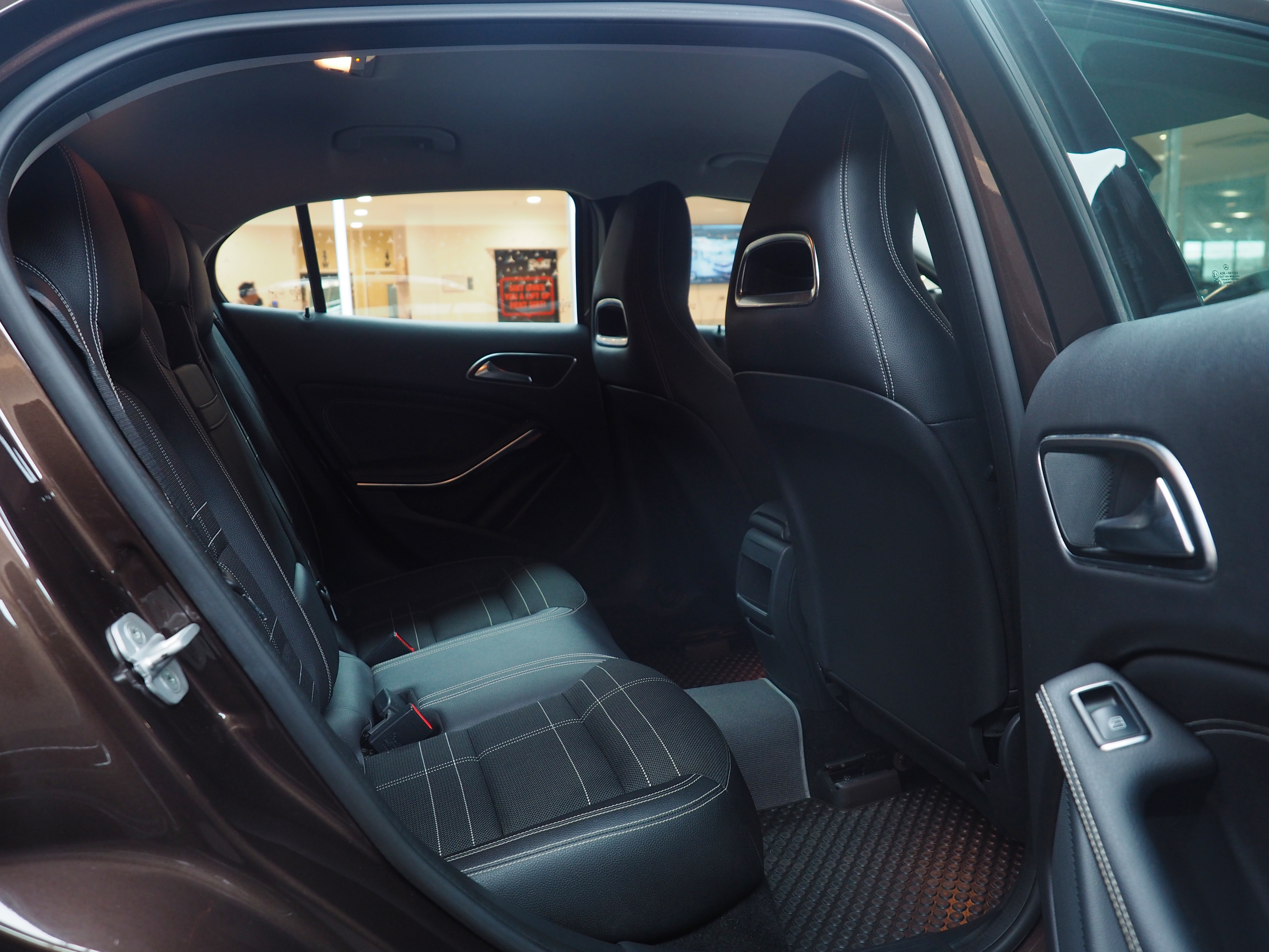 จองแล้ว GLA200 Urban W156