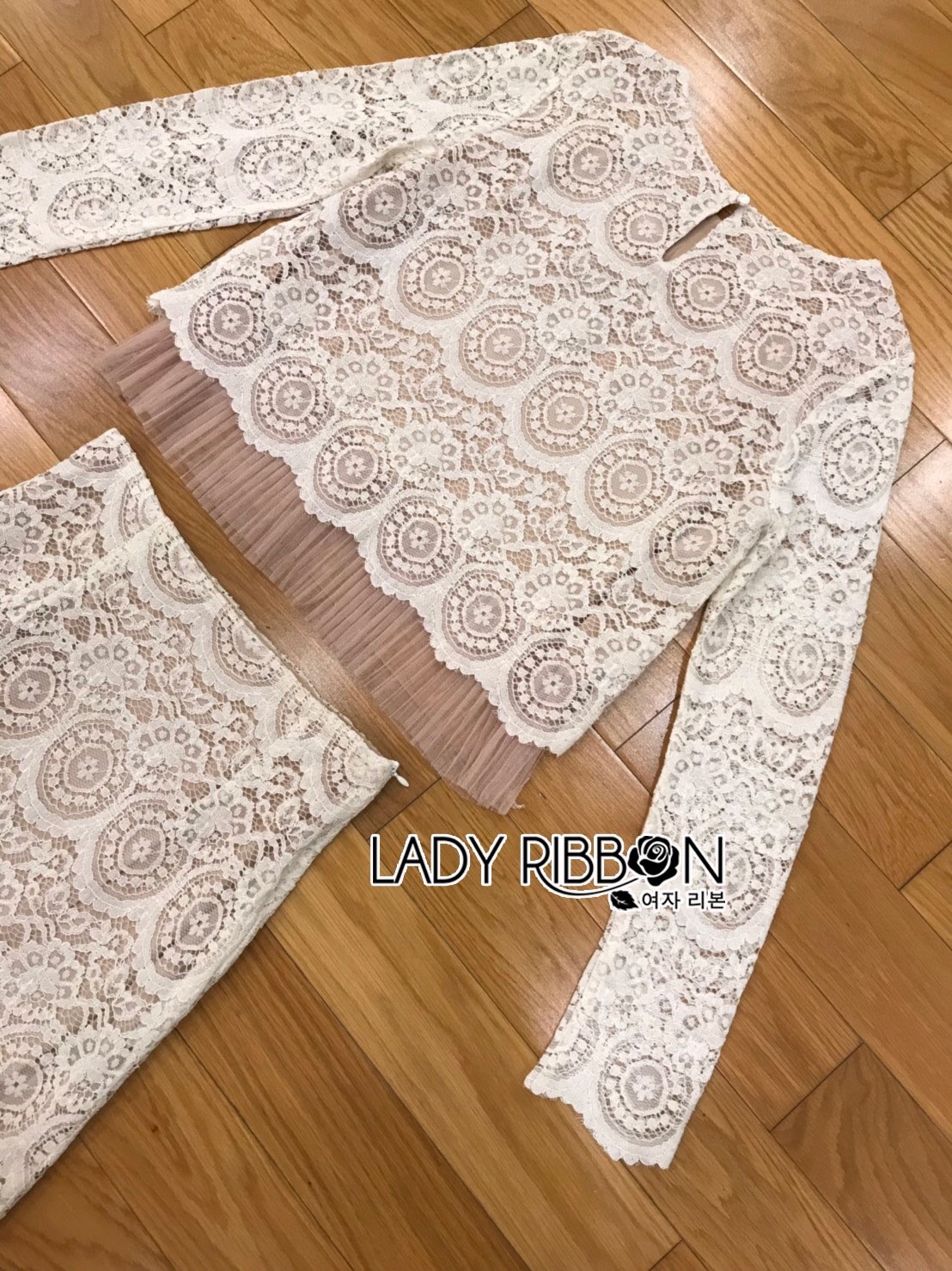 ซ็ตเสื้อแขนยาวและกระโปรงผ้าลูกไม้ตกแต่งผ้าพลีต