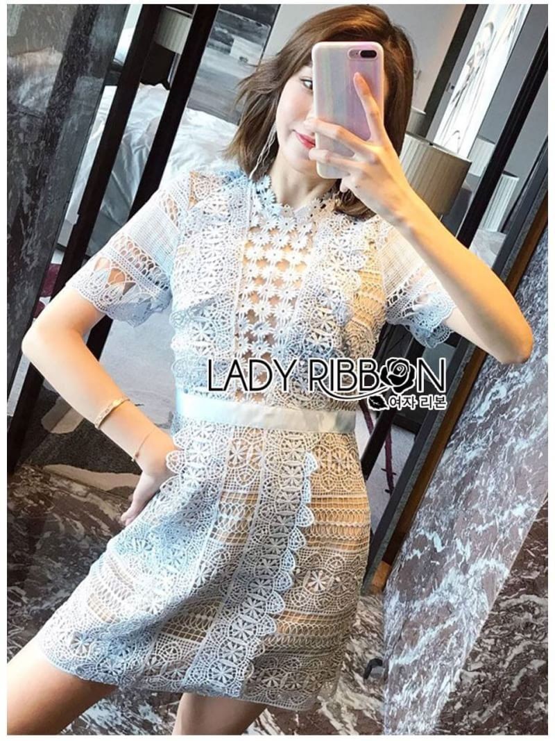 เดรสสั้นผ้าลูกไม้สีฟ้าอ่อนสดใส ลุคนี้เป็นแนวหวานๆ