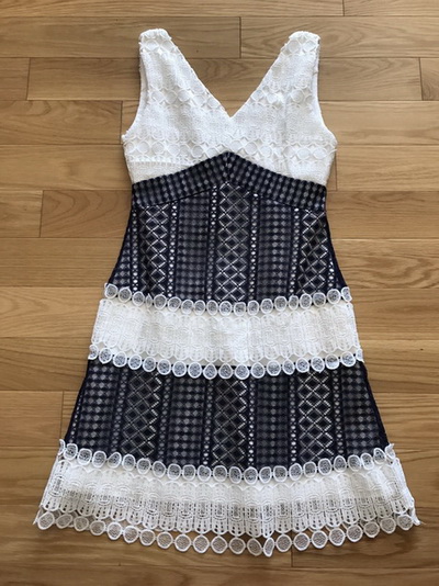 มินิเดรสผ้าลูกไม้สลับสีขาวน้ำเงินทรงคอวี