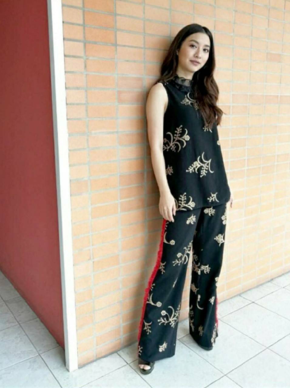 เสื้อแขนกุดซิปหลัง แต่งคอ กางเทรงสวย