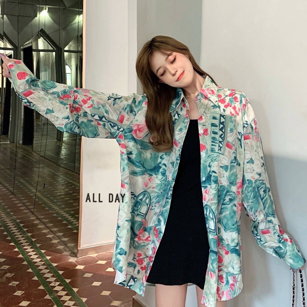เชิ้ตทรง oversize ปริ้นท์ลายกราฟฟิก