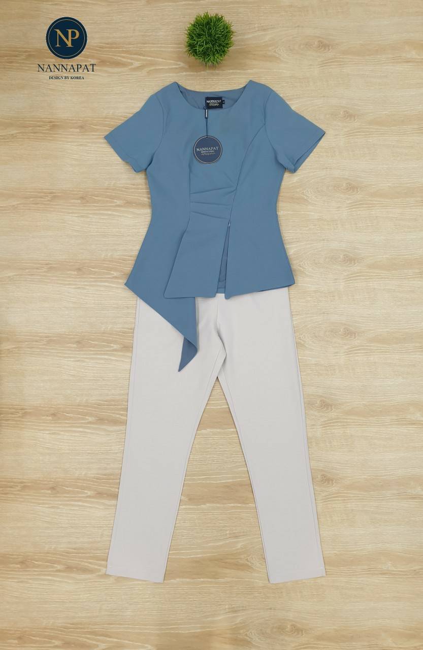 เสื้อเป็นซิปหน้าแต่งจับจีบตรงเอว