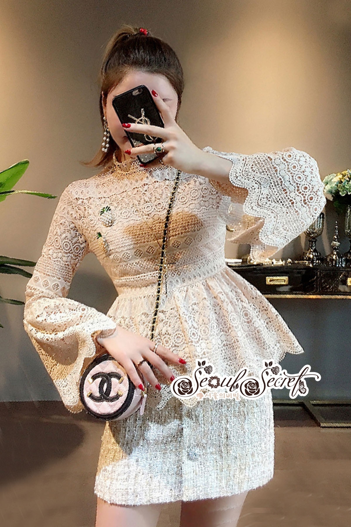 ผ้าลูกไม้ทรงคอตั้งนะคะ รุ่นนี้เป็นผ้าลูกไม้สีครีมทั้งตัวคะ งานทอผ้าลูกไม้เนื้อแน่น