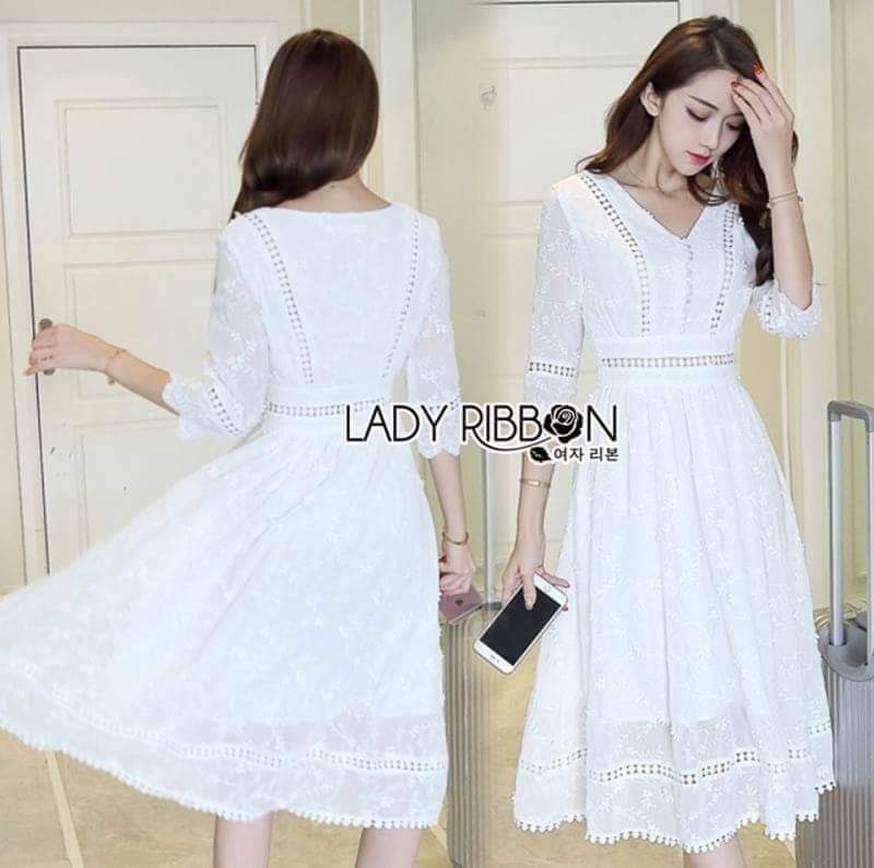 Dress เดรสผ้าเครปสีขาวปักลายดอกไม้