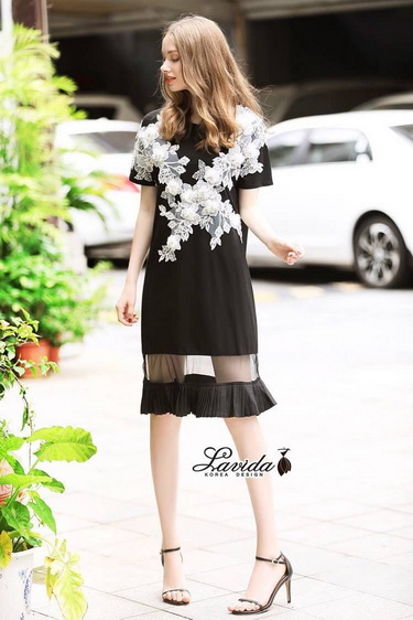 เดรสทรงปล่อยตัวยาวคลุมเข่า