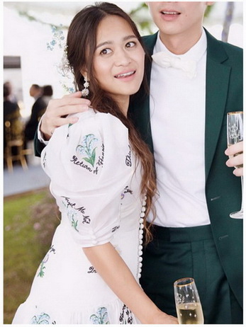 เดรสผ้าคอตตอนสีขาวปักลาย