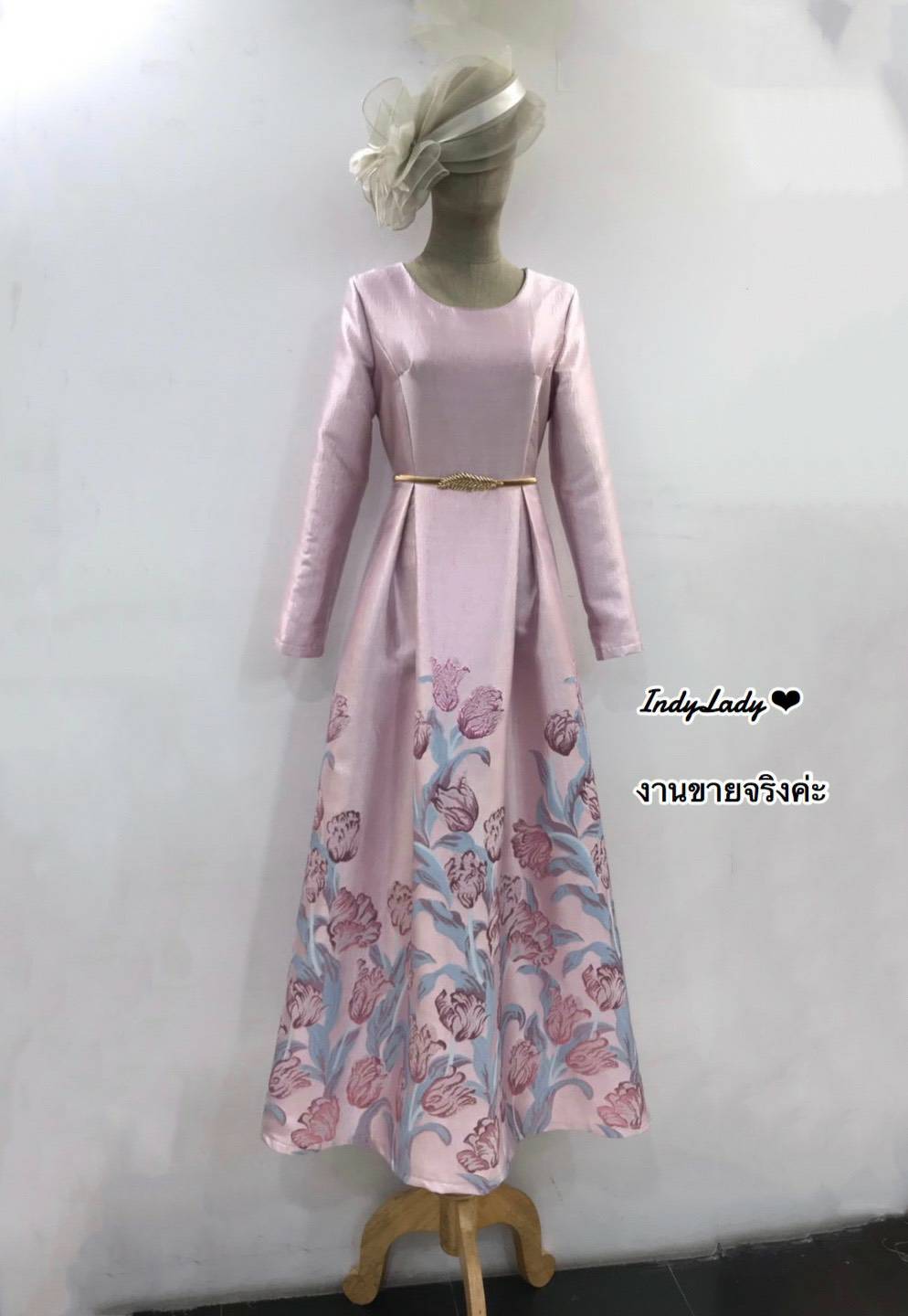ชุดเดรสยาวคอกลมแขนยาว