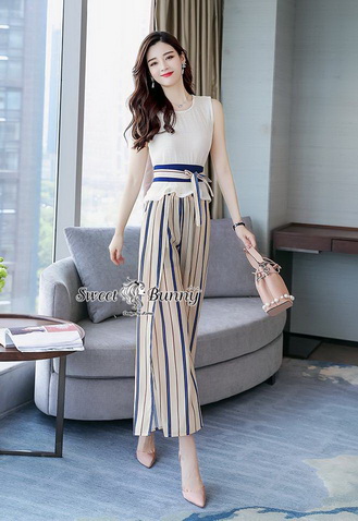 เสื้อแขนกุด ชายระบายนิดๆ มีเข็มขัดผ้าผูกเอว