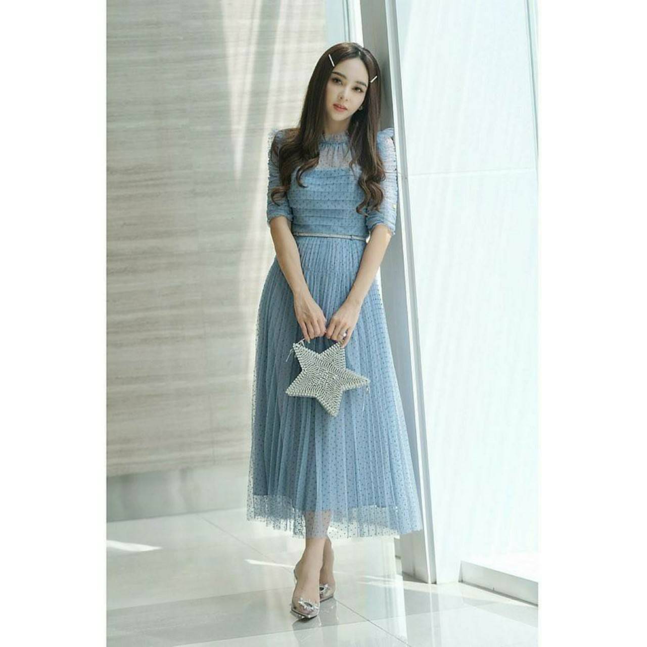 เดรสยาวมาพร้อมเข็มเพชร