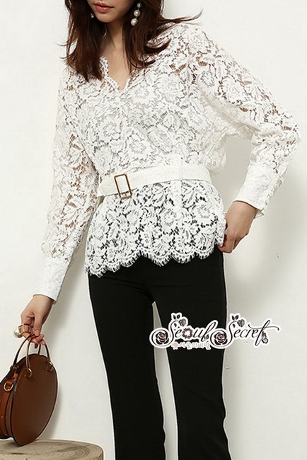 เสื้อลูกไม้ทรงคอวีลึกเป็นผ้าลูกไม้สีขาว