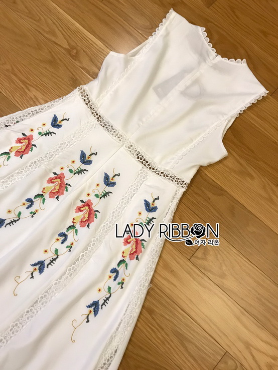 เดรสผ้าเครปสีขาวปักลายตกแต่งลูกไม้