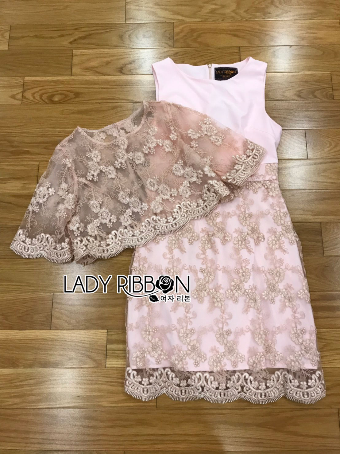 เสื้อผ้าลูกไม้สีทองทับเดรสชมพูสุดหวาน