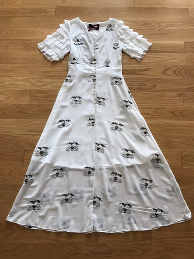 เดรสผ้าชีฟองสีขาวปักลายตกแต่งแขนระบาย