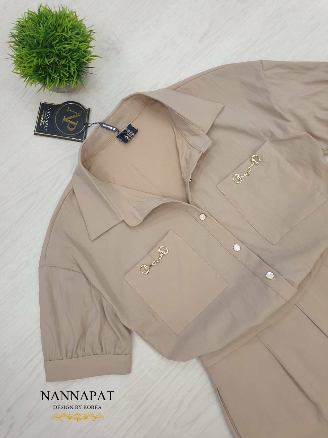 เสื้อกระดุมหน้า แต่งอะไหล่ที่กระเป๋าเก๋ๆ